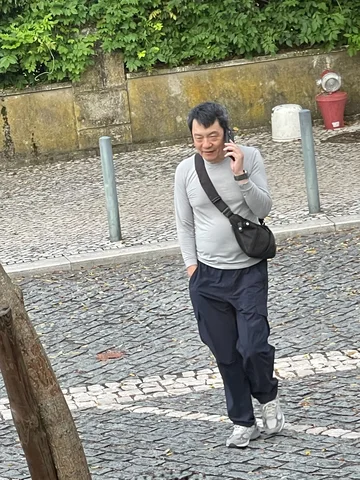 做導遊可不容易，要處變不驚，做危機處理，還要強顏歡笑，安撫軍心